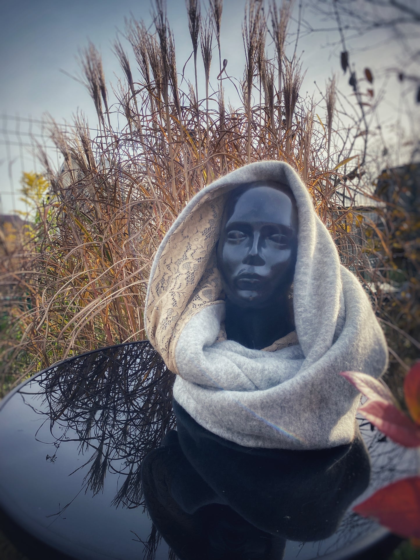 Apaļšalle no pelēka pusvilnas mēteļauduma ar tumši bēšu mežģīni