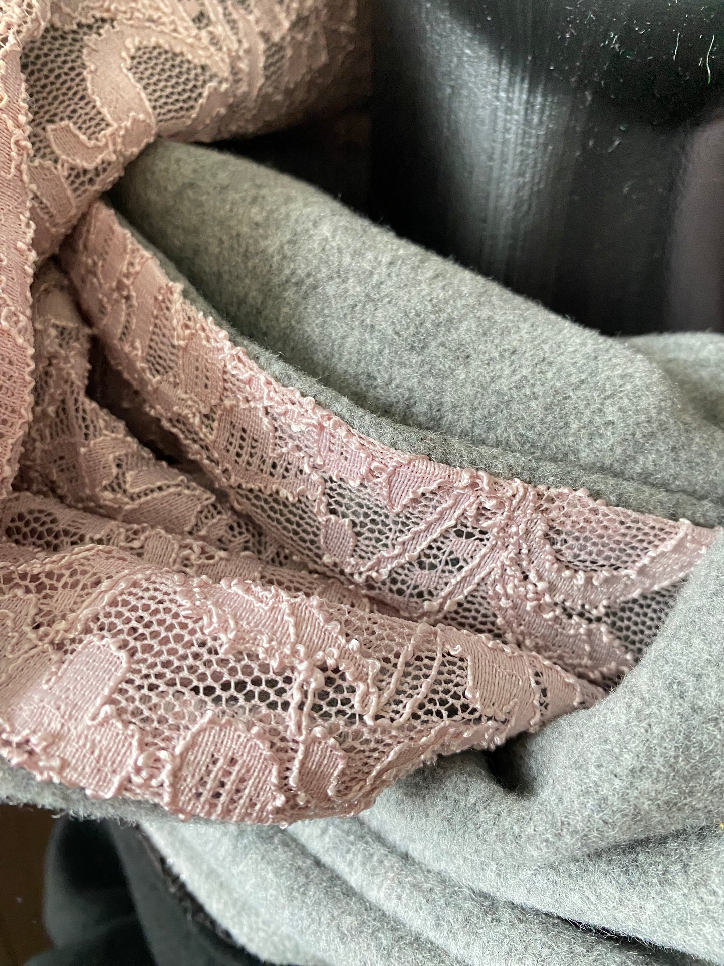 Apaļšalle no bieza, pelēka pusvilnas auduma ar rozā mežģīni