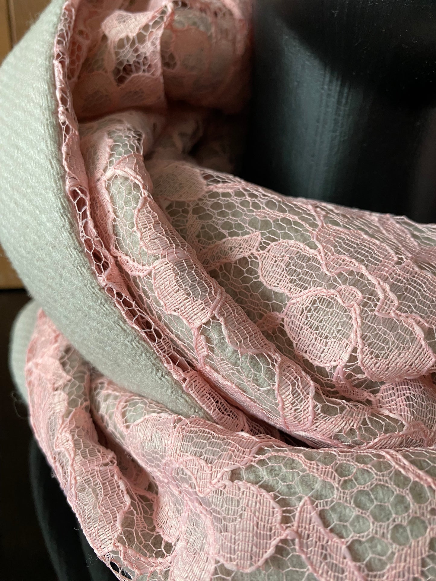 Apaļšalle no bieza, gaiši pelēka pusvilnas auduma ar rozā mežģīni