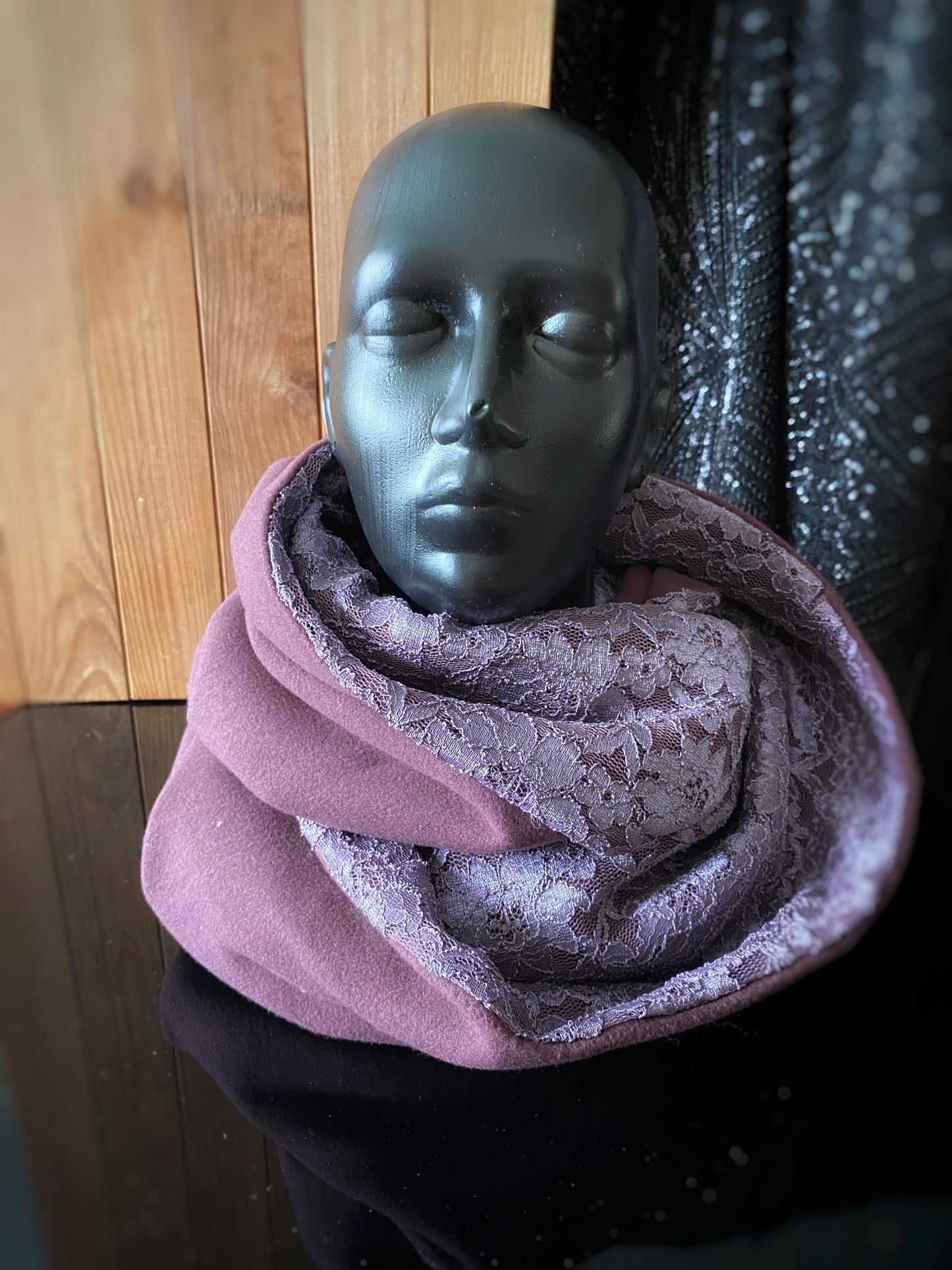 Apaļšalle no tumši violeta mēteļauduma ar tumši bēšu mežģīni