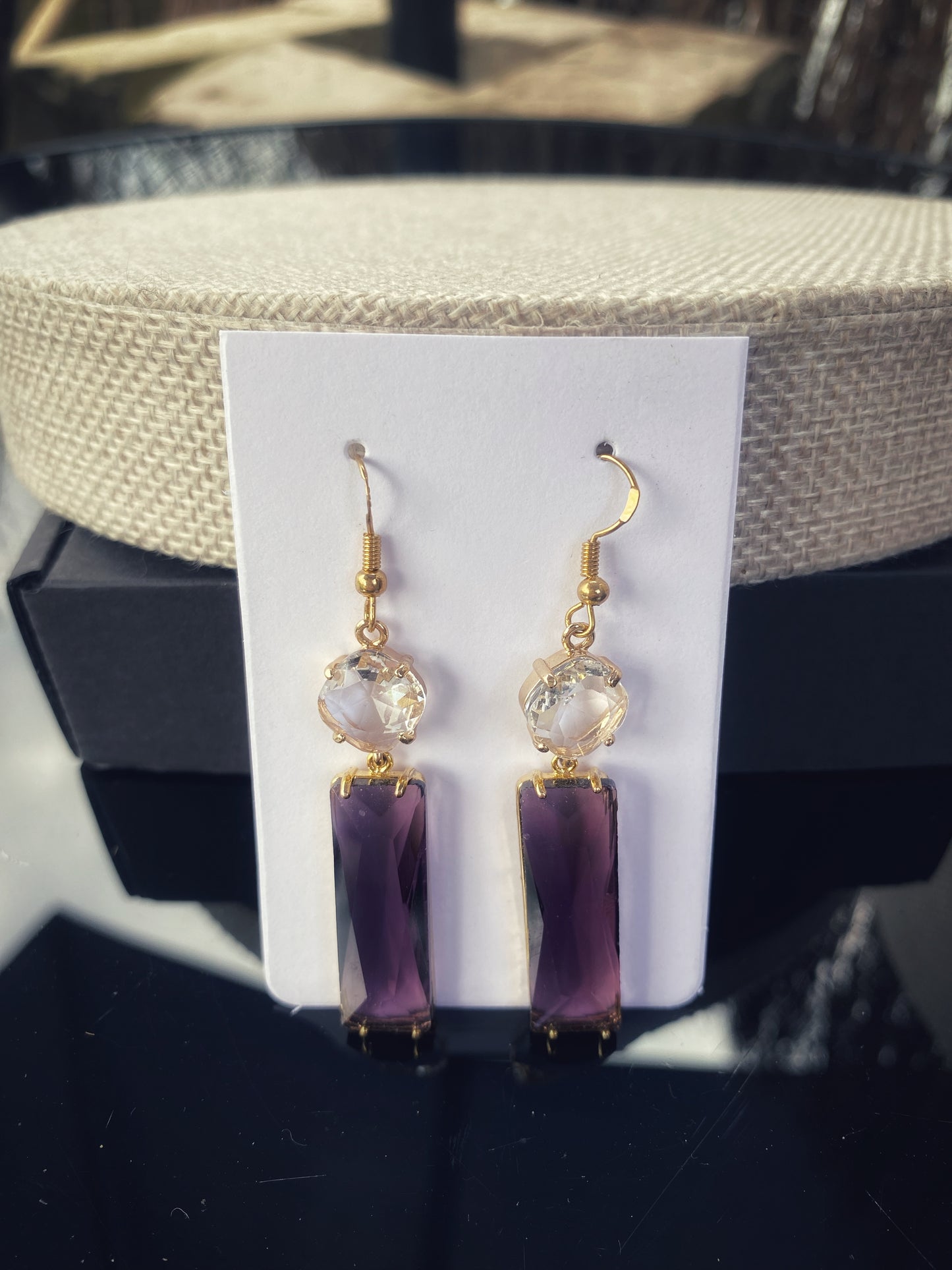 Auskari no stikla kristāliem tumši sarkani/caurspīdīgi. Apzeltīta furnitūra