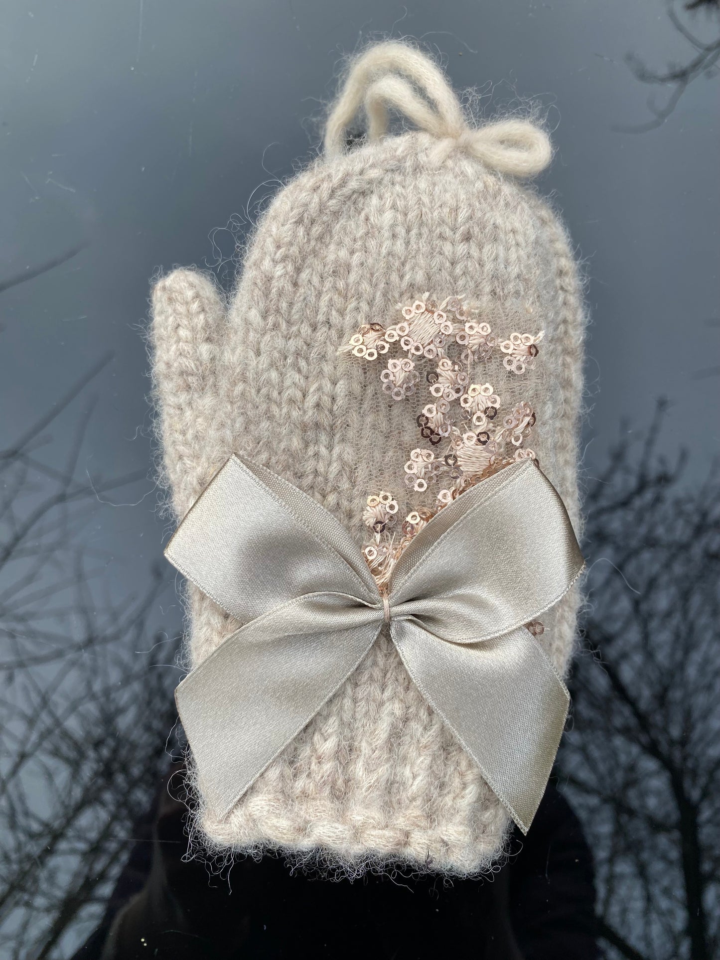 Bērnu cimdi bēšā krāsā no alpakas dzijasa ar atlasa banti un fliteru dekoru zelta krāsā