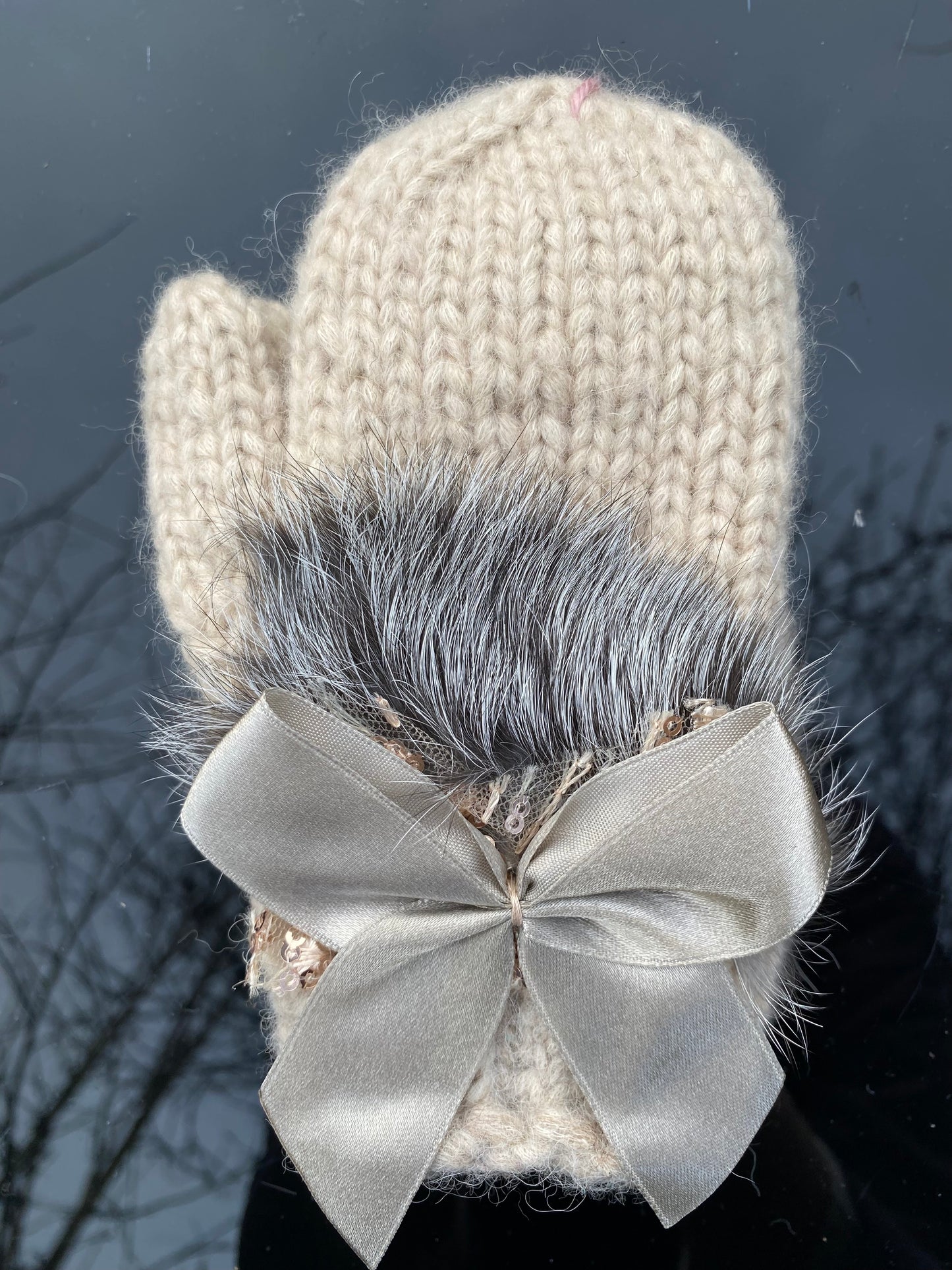 Bērnu cimdi bēšā krāsā no alpakas dzijasa ar atlasa banti, dabīgo kažokādu un fliteru dekoru zelta krāsā