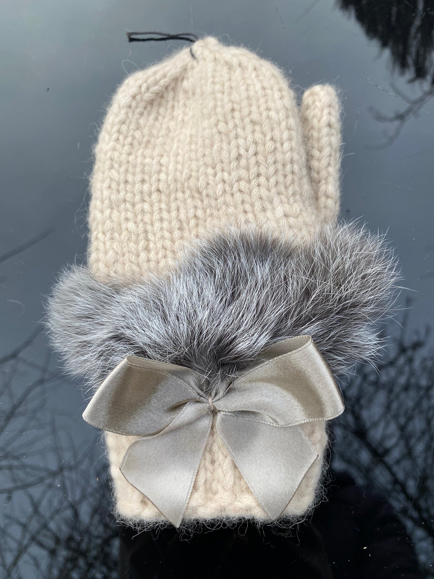 Bērnu cimdi bēšā krāsā no alpakas dzijasa ar atlasa banti un pelēku dabīgo kažokādu