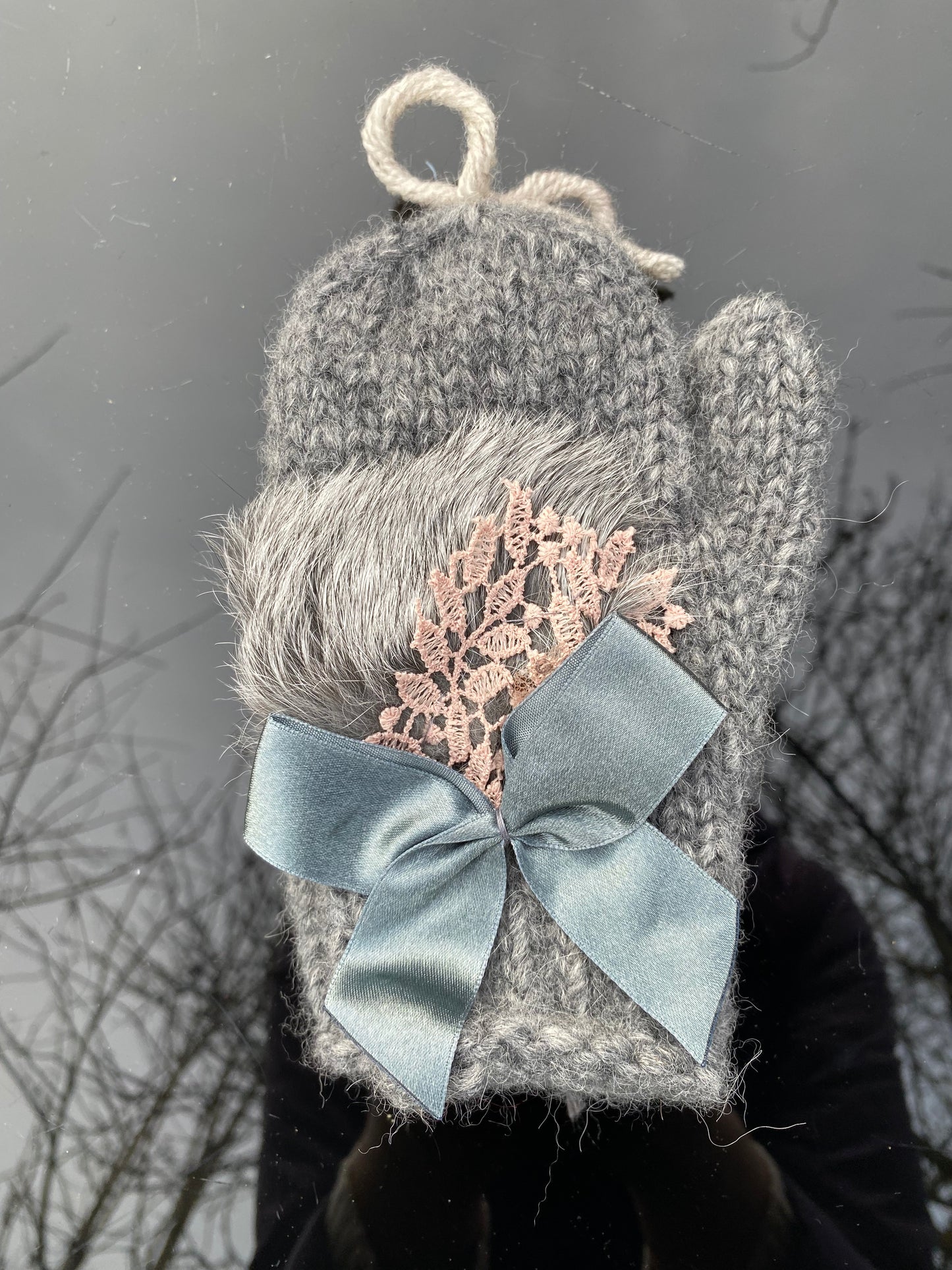 Bērnu cimdi pelēkā krāsā no alpakas dzijasa ar atlasa banti un dekoru