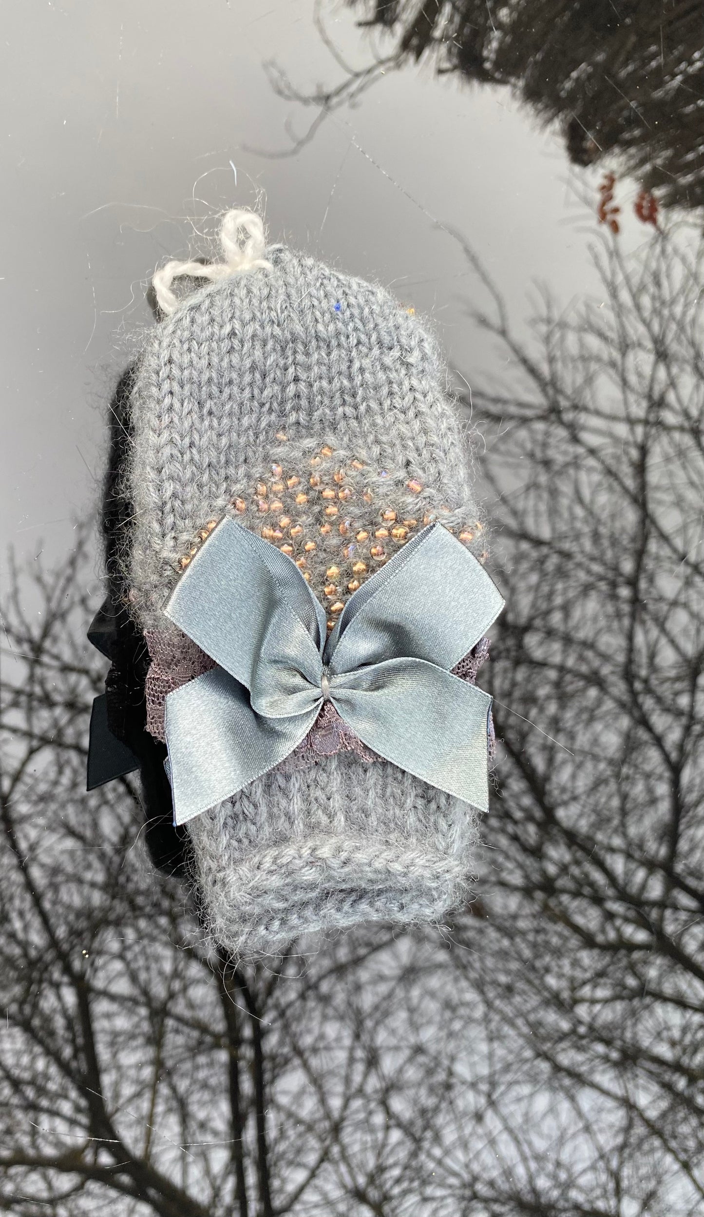 Bērnu cimdiņi, pelēki no alpakas dzijas ar pērļu dekoru