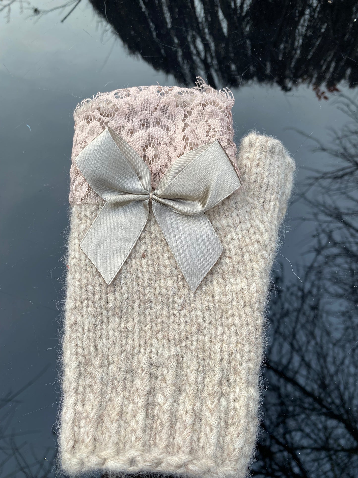 Pieaugušo puscimdiņi ar anatomisko īkšķi, no bēšas alpakas dzijas ar mežģīnes dekoru