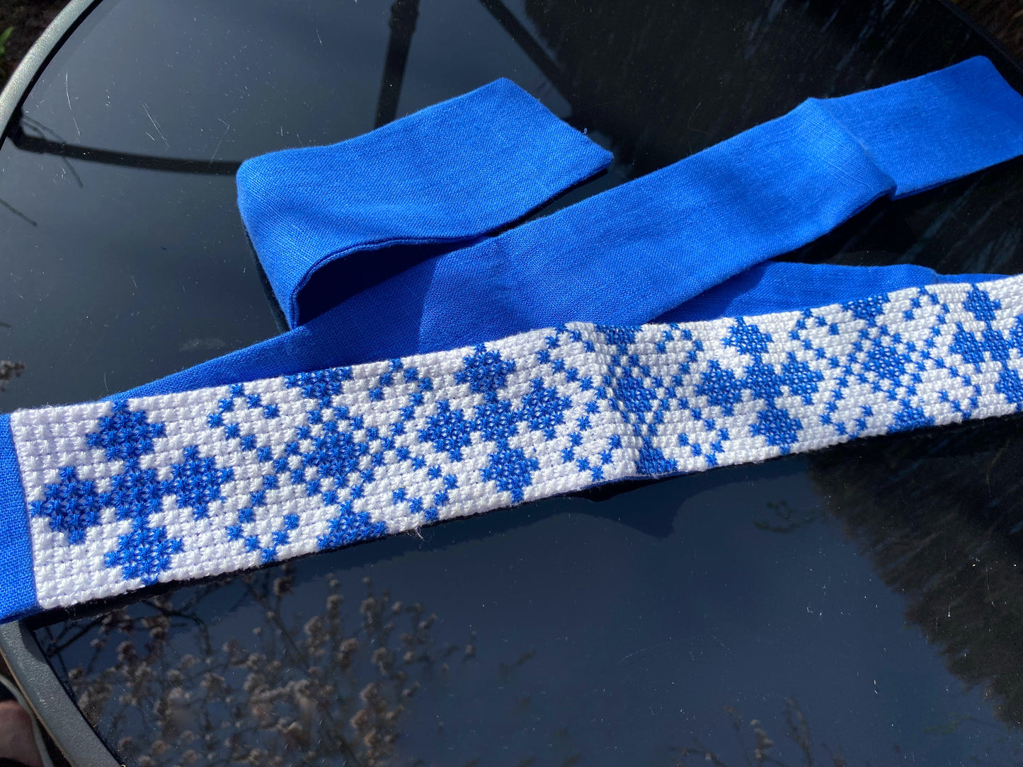 Krustdūrienā izšūta josta zilos toņos uz balta fona