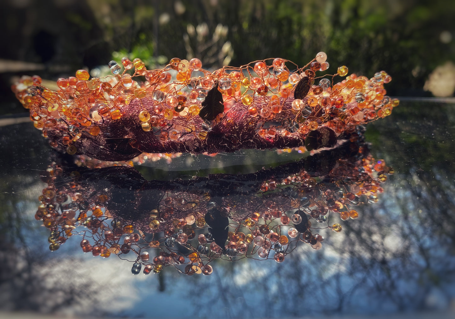 Pērļu kronis no dažāda lieluma brūni zeltītām stikla un akrila pērlītēm.