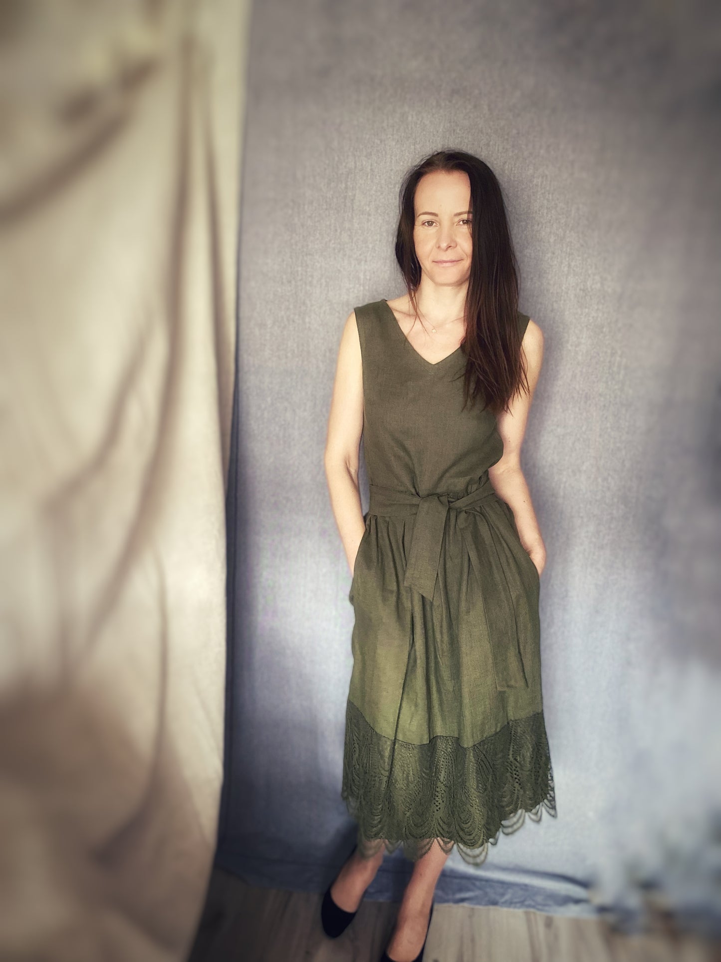 Lina kleita ar volānu un mežģīni haki zaļā krāsā