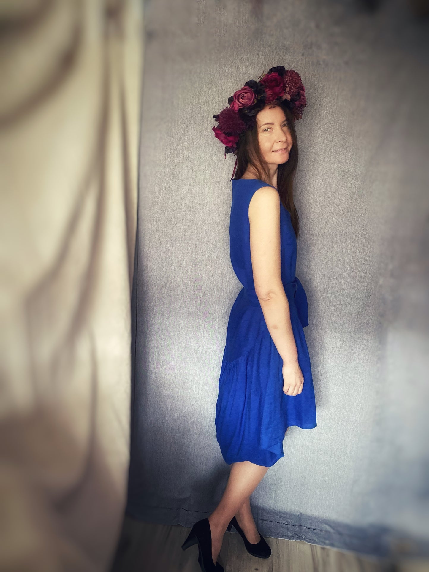 Lina auduma kleita ar kuplu un pagarinātu svārku daļu, rudzupuķu zila