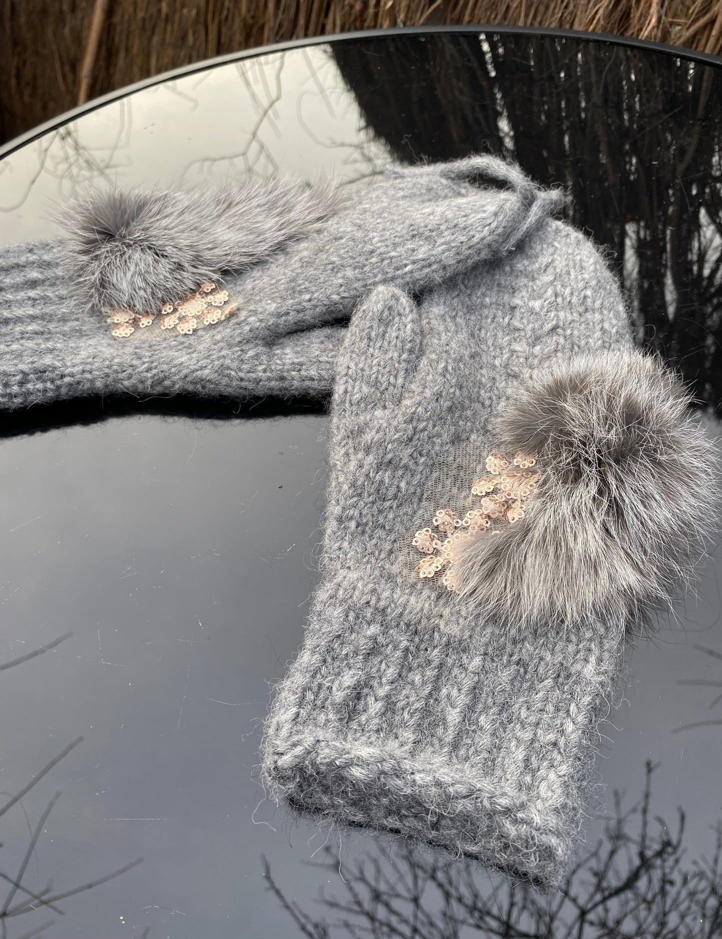 Pieaugušo cimdiņi ar anatomisko īkšķi, no pelēkas alpakas dzijas ar kažokādas dekoru