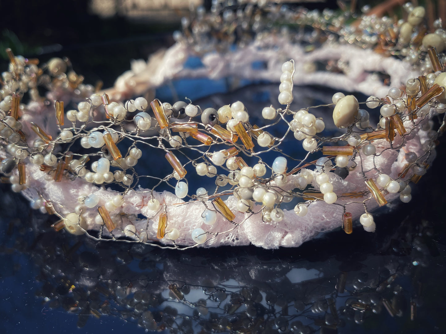 Pērļu kronis no dažāda lieluma stikla un akrila pērlītēm- baltām un bēšām