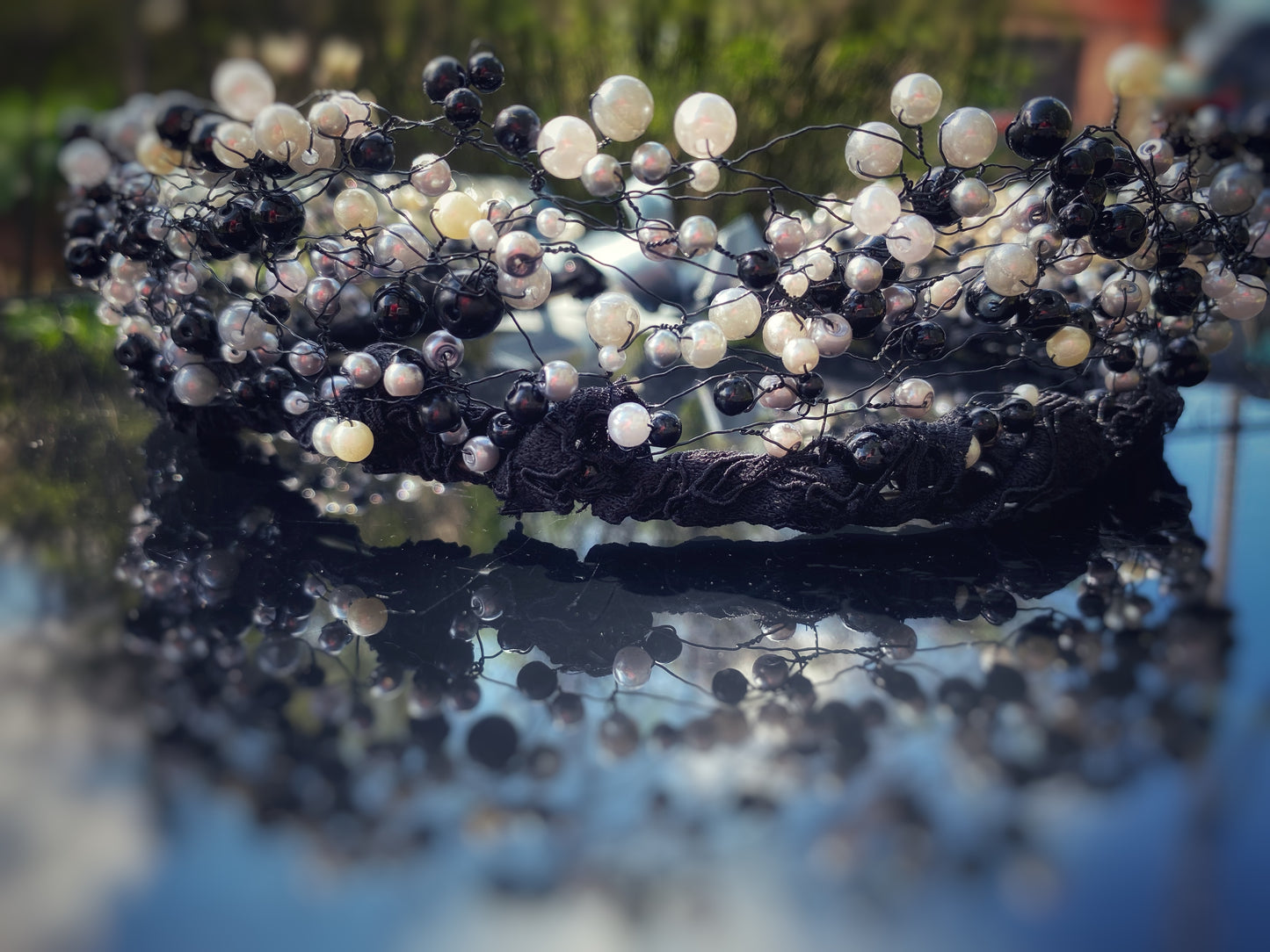 Pērļu kronis no dažāda lieluma stikla un akrila pērlēm baltām un melnām