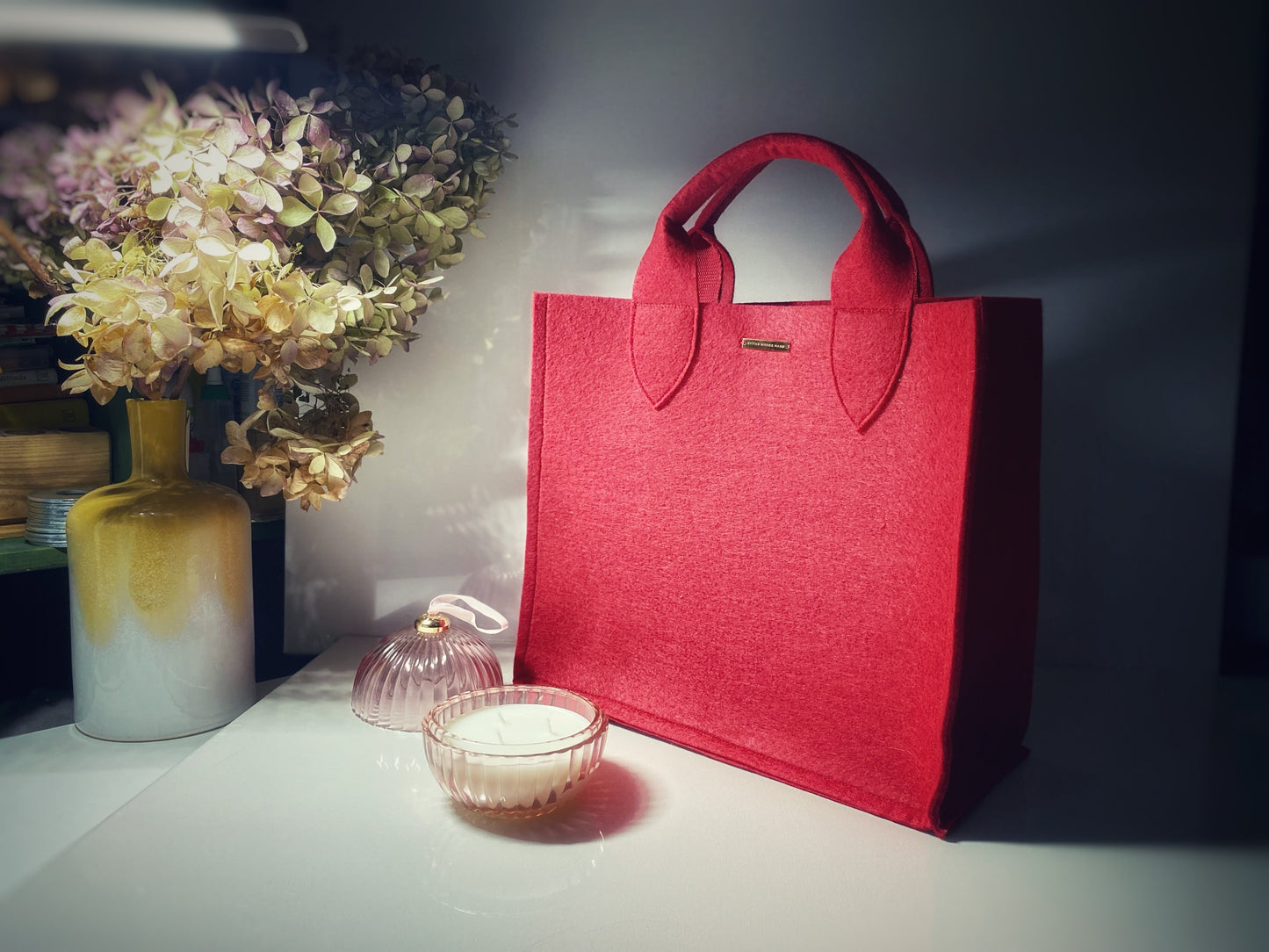 Kvadrātveida soma no filca auduma sarkanā krāsā ar īsajiem rokturiem,