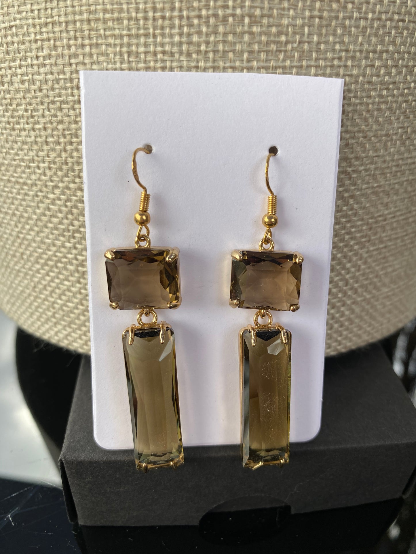 Auskari no stikla kristāliem haki toņos. Apzeltīta furnitūra