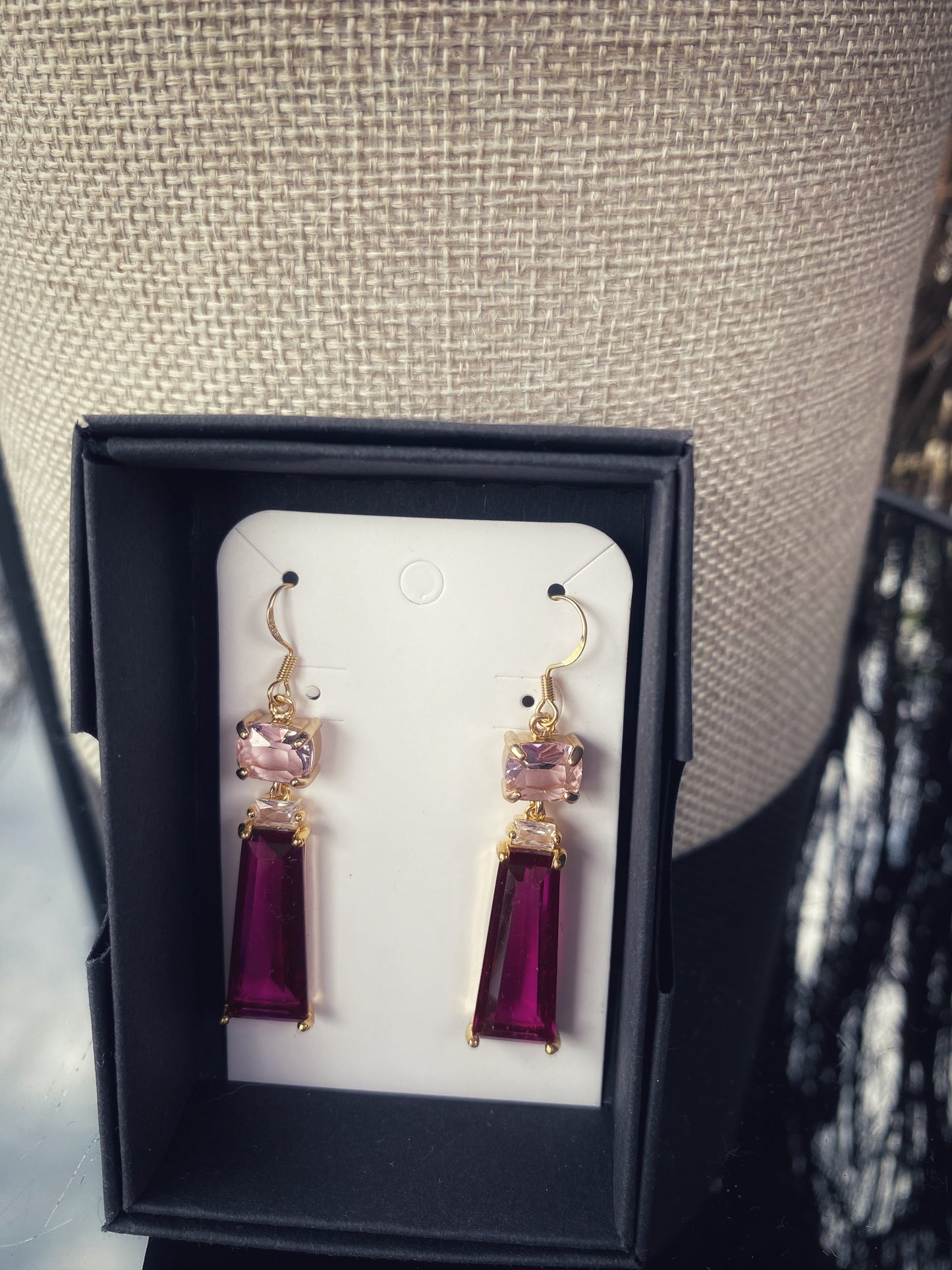 Auskari no stikla kristāliem tumši fuksijrozā un gaiši rozā toņos. Apzeltīta furnitūra