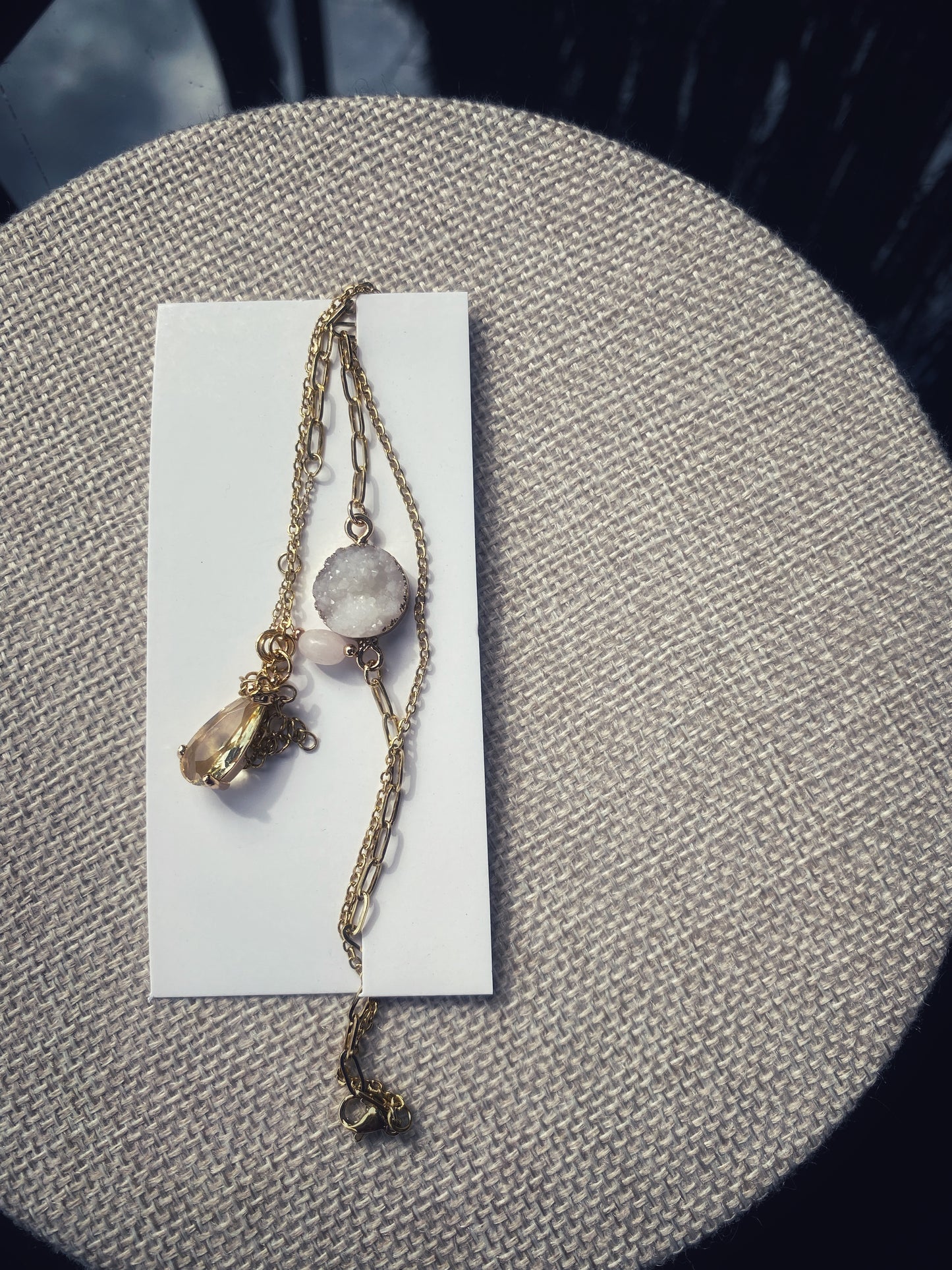 Rokassprādze no caurspīdīgiem stikla kristāliem un baltām ahātiskajām drūzām, apzeltīta furnitūra