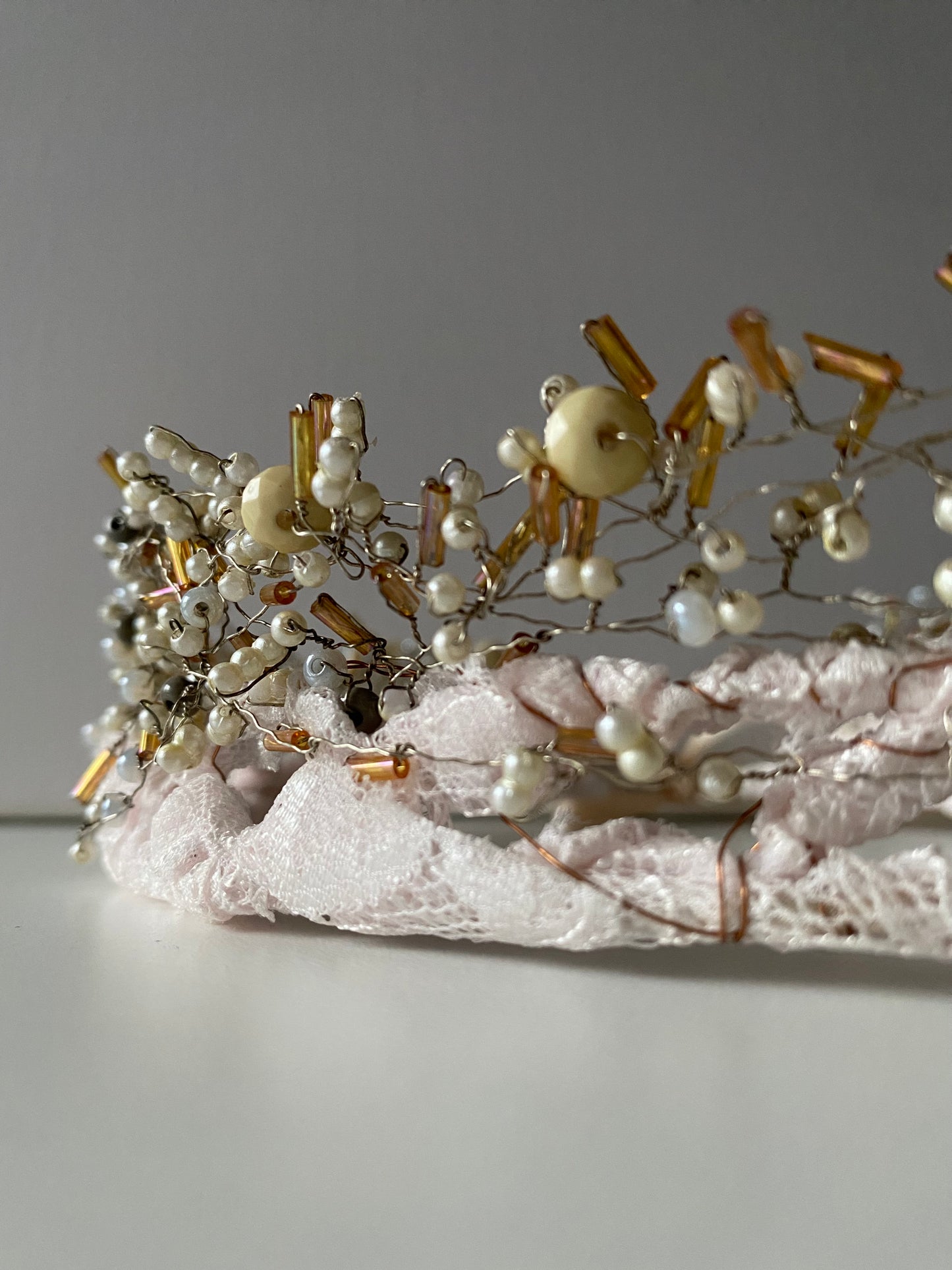 Pērļu kronis balts/bēšs ar mežgīnes pamatni