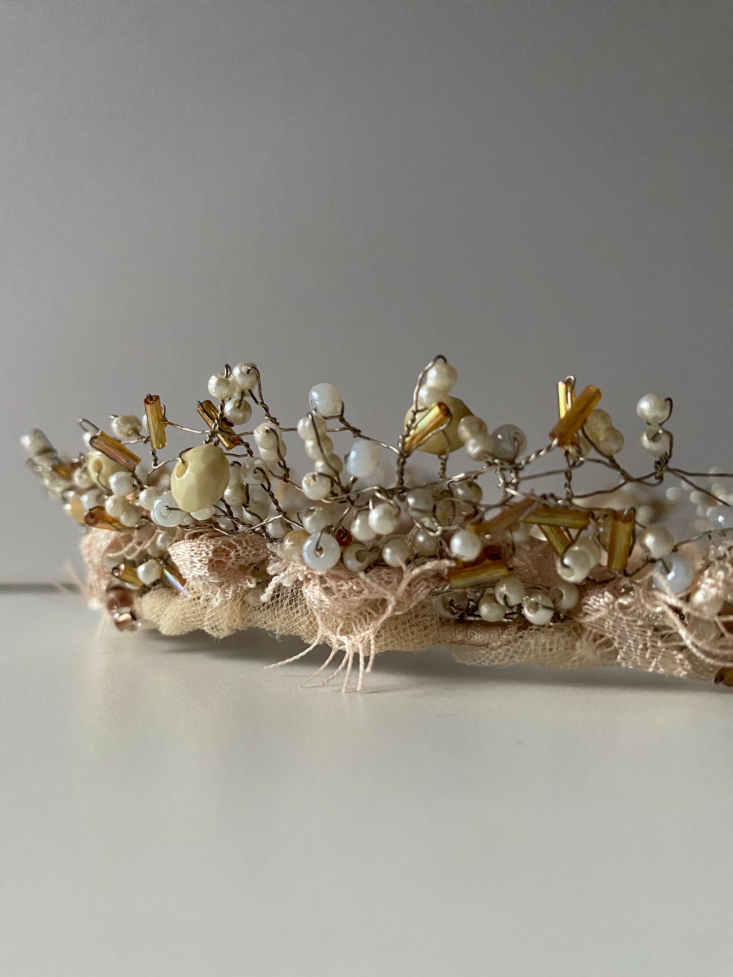 Pērļu kronis balts/bēšs ar mežģīnes pamatni