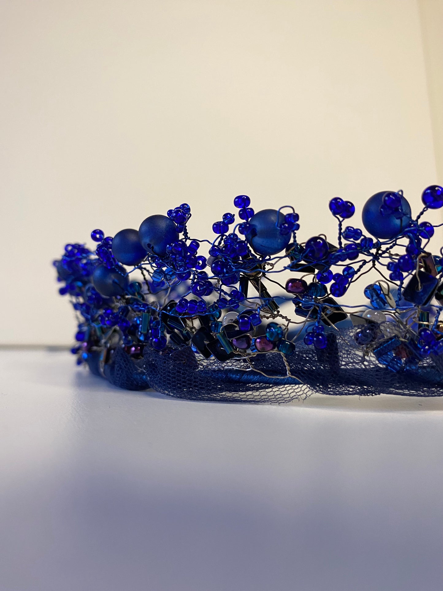 Stikla pērļu kronis rudzupuķu zila ar apstrādātu tilla pamatni