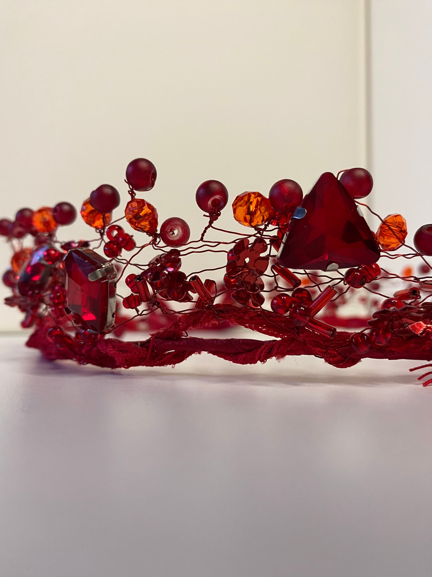 Stikla pērļu kronis, sarkans