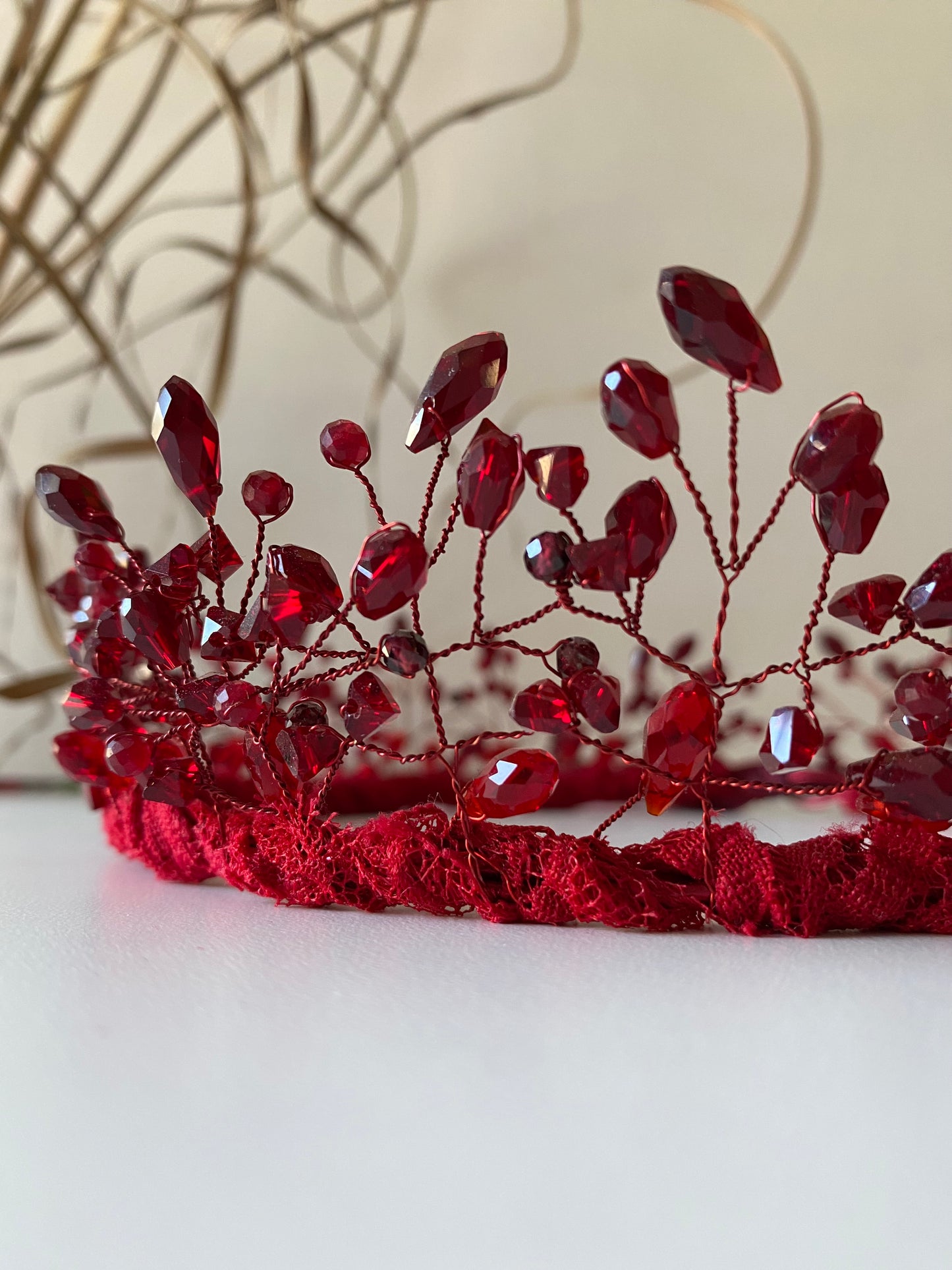 Stikla pērļu kronis sarkans