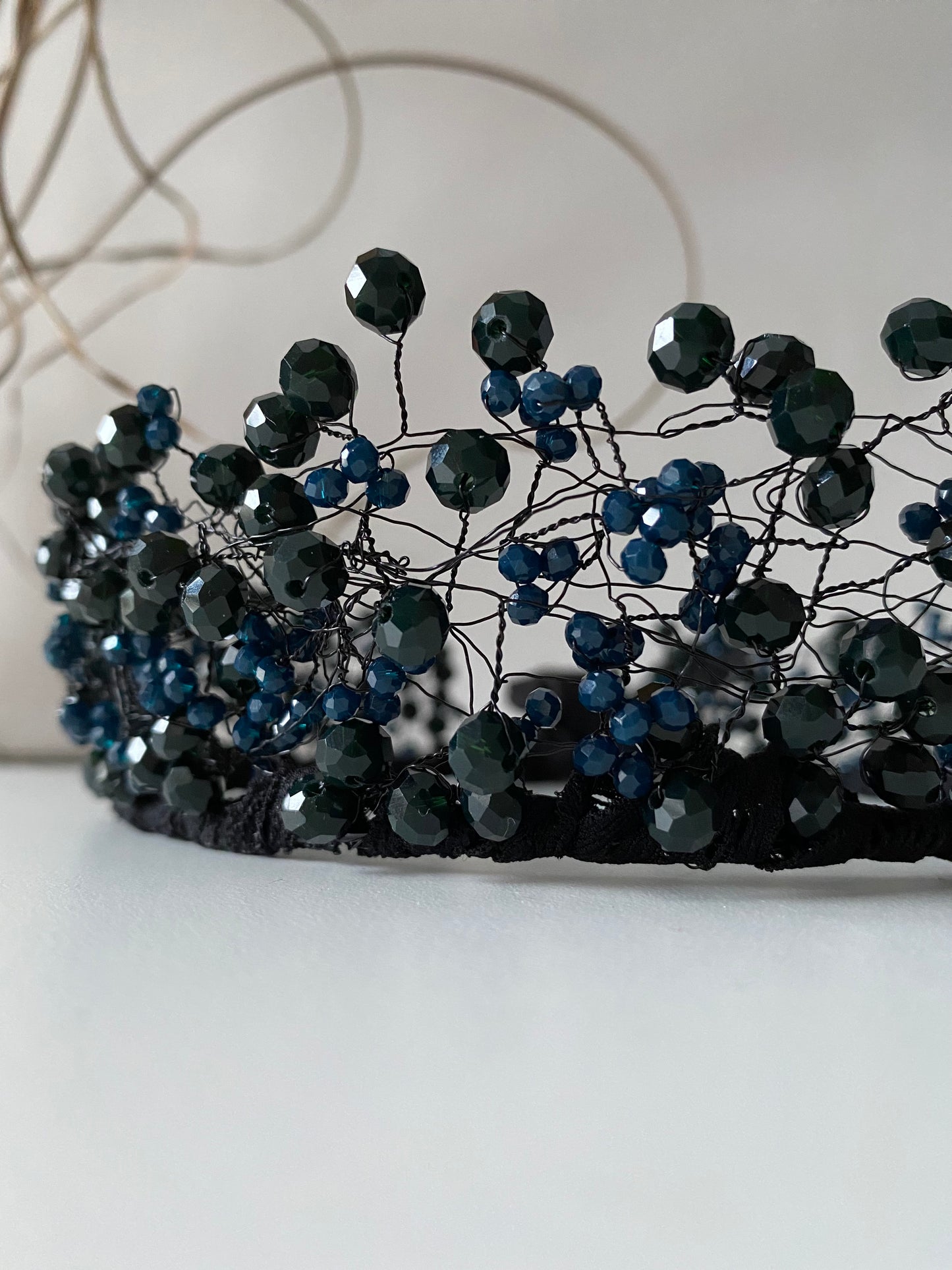 Stikla pērļu kronis tumši zaļš