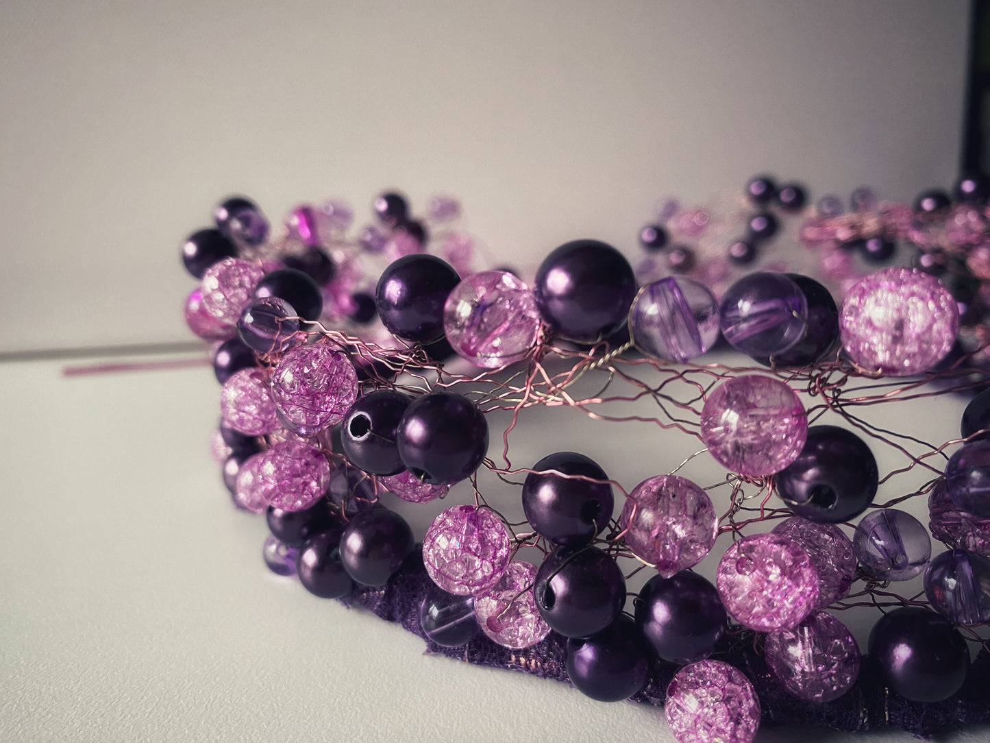 Stikla pērļu kronis tumši violetos un gaiši violetos toņos