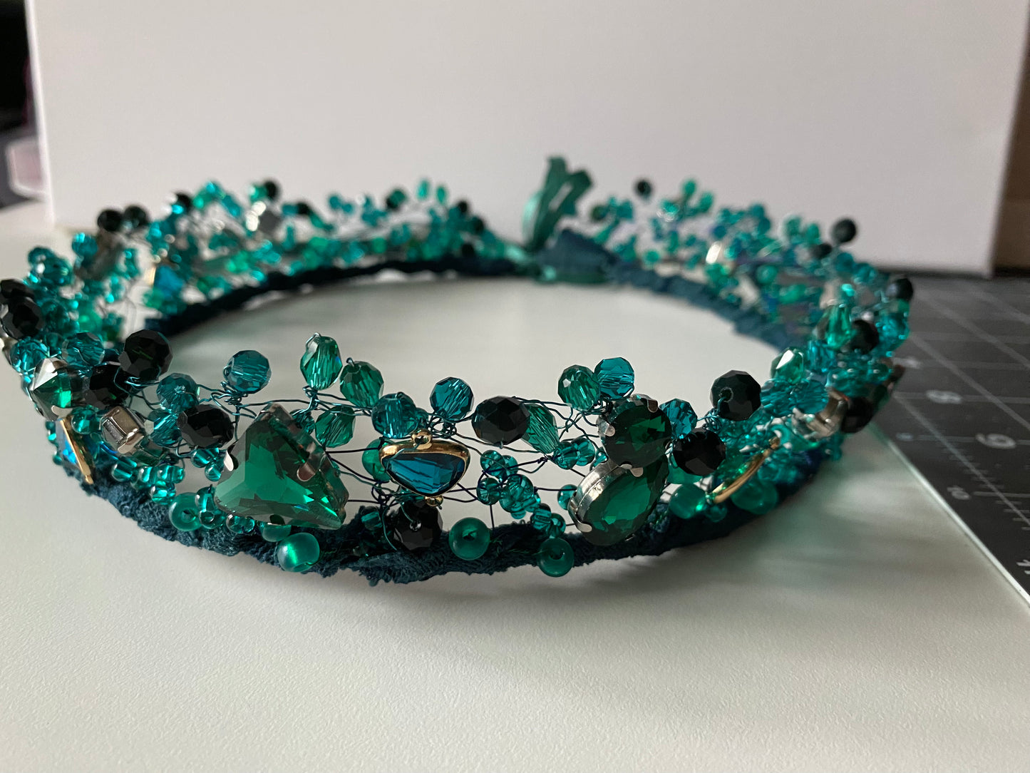 Stikla pērļu kronis smaragdzaļš