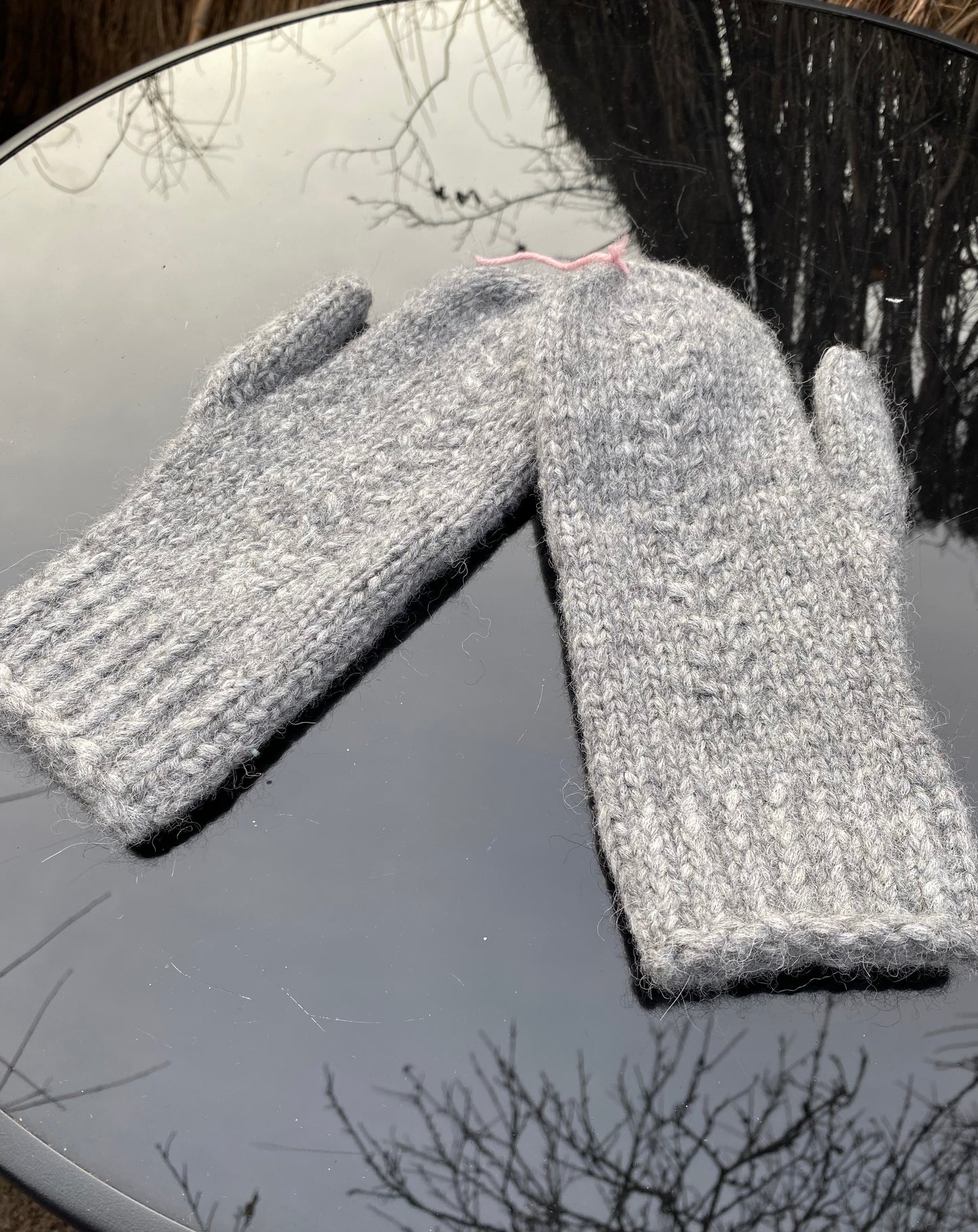 Gaiši pelēki cimdi ar pīnīti, no alpakas dzijas,ar anatomisko īkšķi