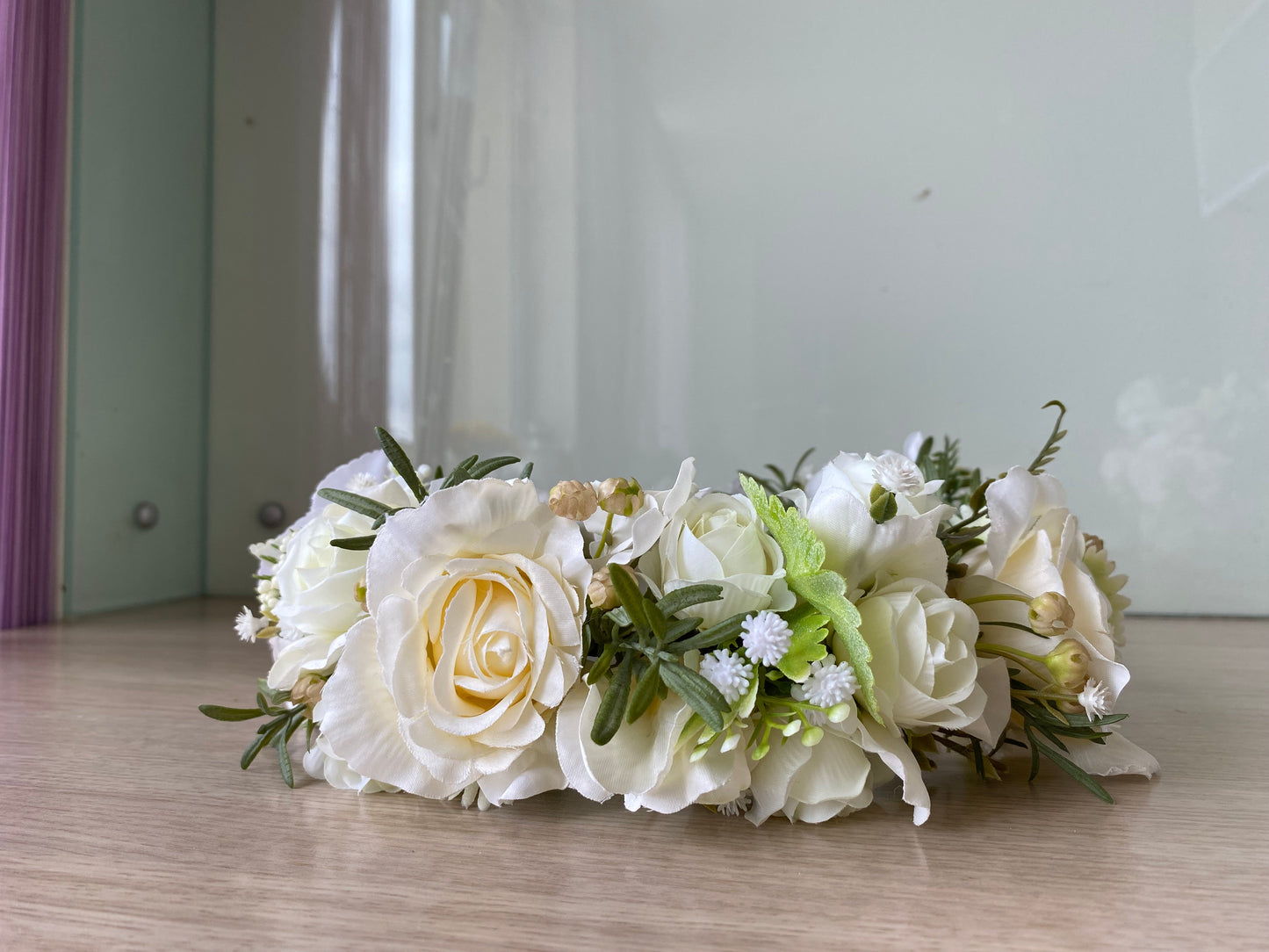 Ziedu vainadziņš baltos toņos, vidējs apjoms