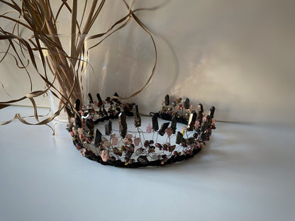 Kronis no dabīgā akmens pērlēm, melni rozīgs