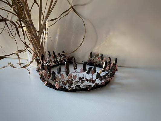 Kronis no dabīgā akmens pērlēm, melni rozīgs