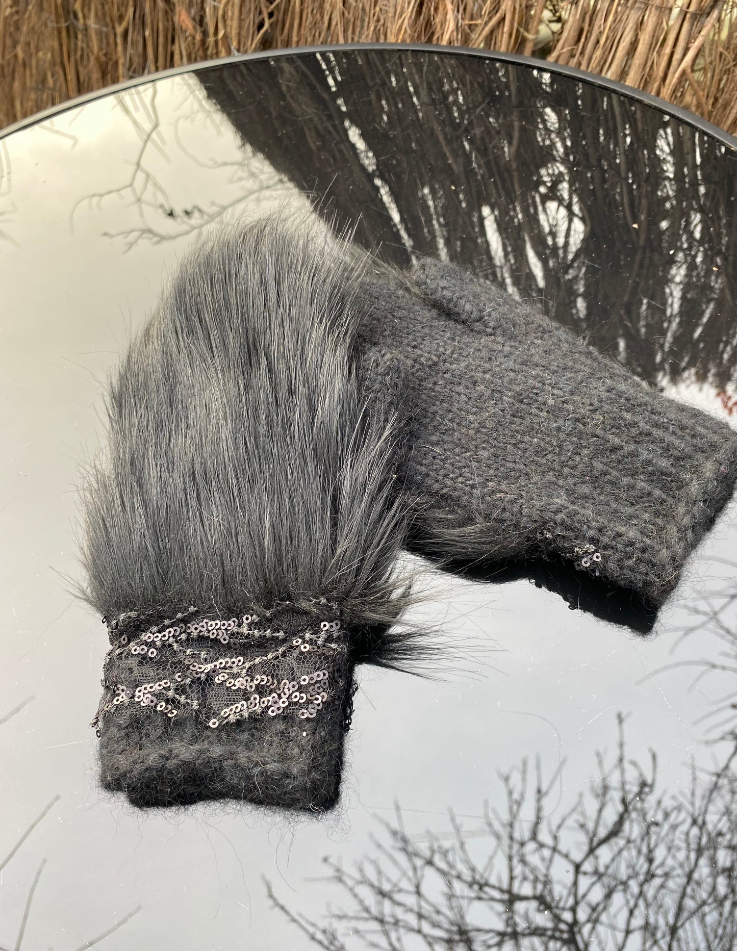 Klasiskie pieaugušo cimdiņi ar anatomisko īkšķi, no melnas alpakas dzijas ar mākslīgo kažokādu