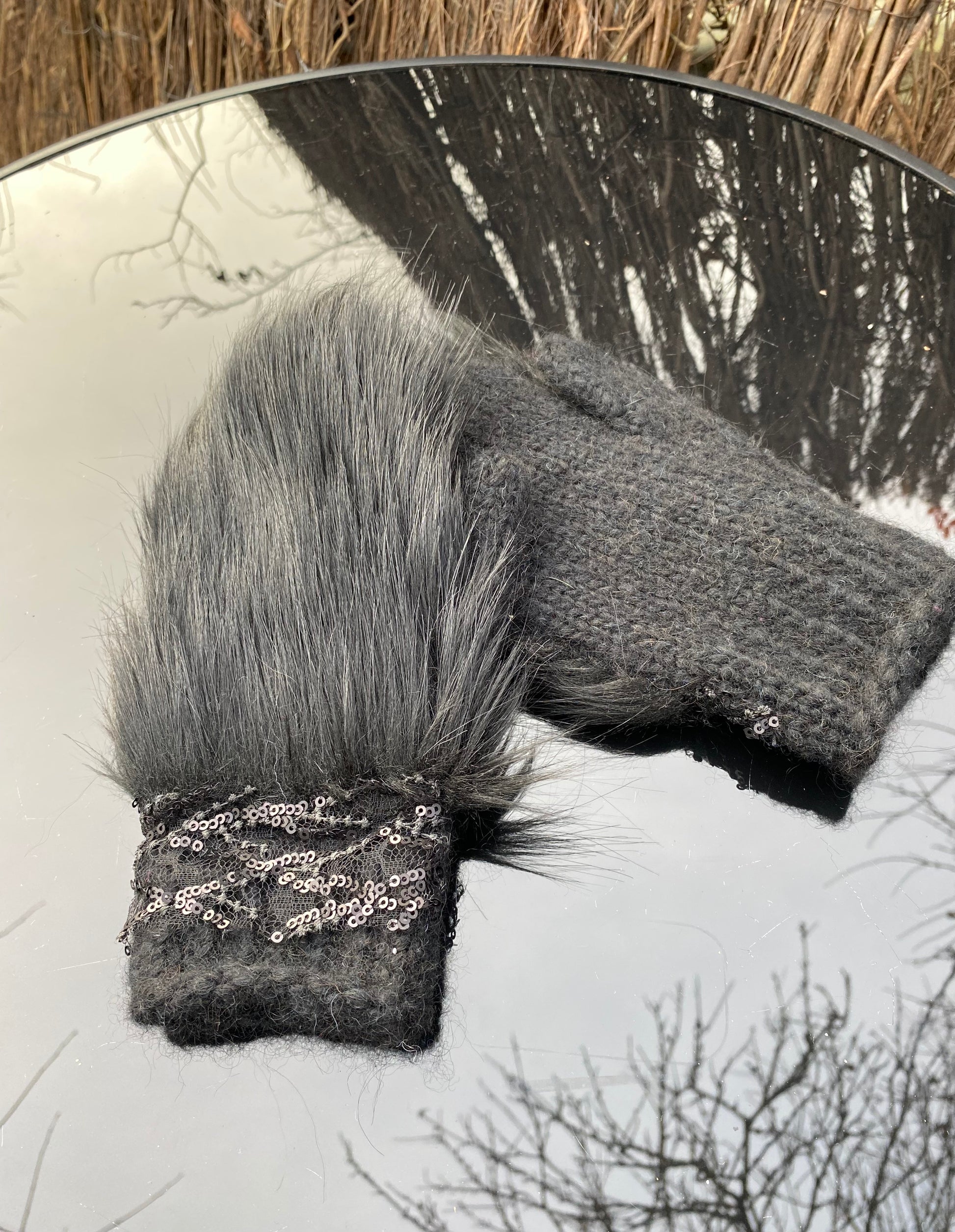 Klasiskie pieaugušo cimdiņi ar anatomisko īkšķi, no melnas alpakas dzijas ar mākslīgo kažokādu