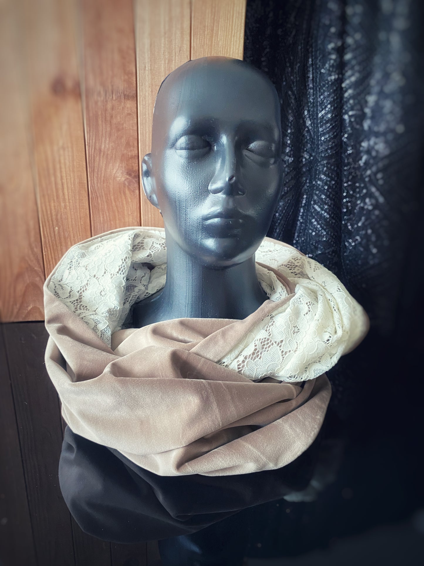 Apaļšalle no tumši bēša samta auduma ar pienbaltu mežģīni