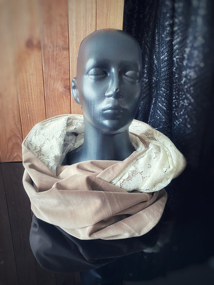 Apaļšalle no tumši bēša samta auduma ar pienbaltu mežģīni