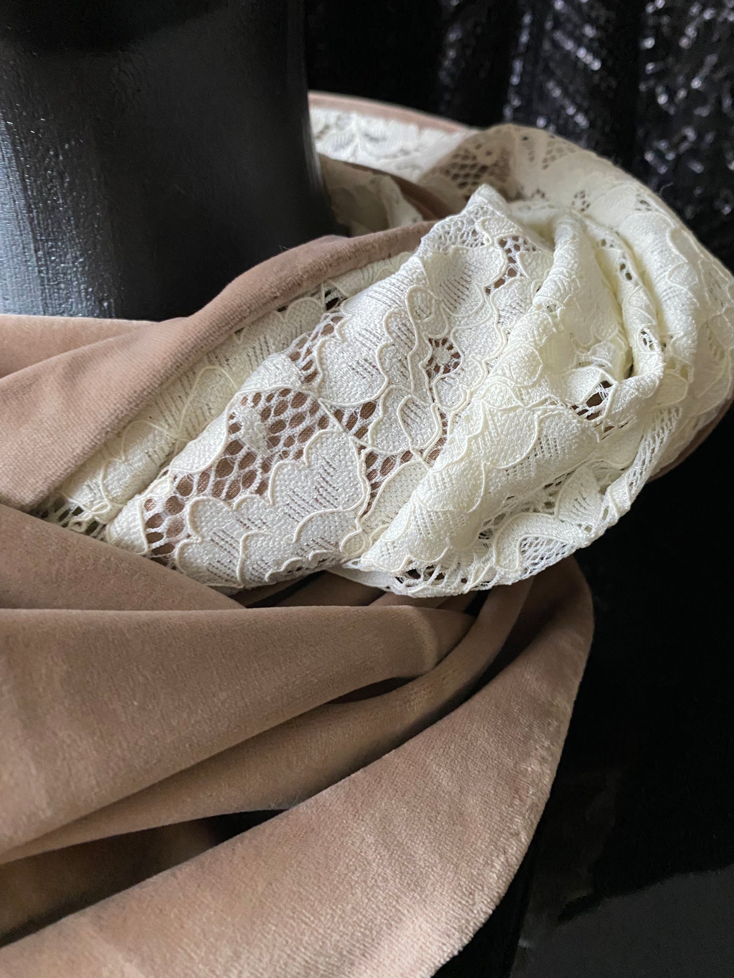 Apaļšalle no tumši bēša samta auduma ar pienbaltu mežģīni