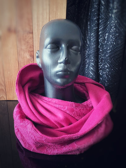 Apaļšalle koši rozā krāsā no vidēji bieza pusvilnas auduma ar mežgīni