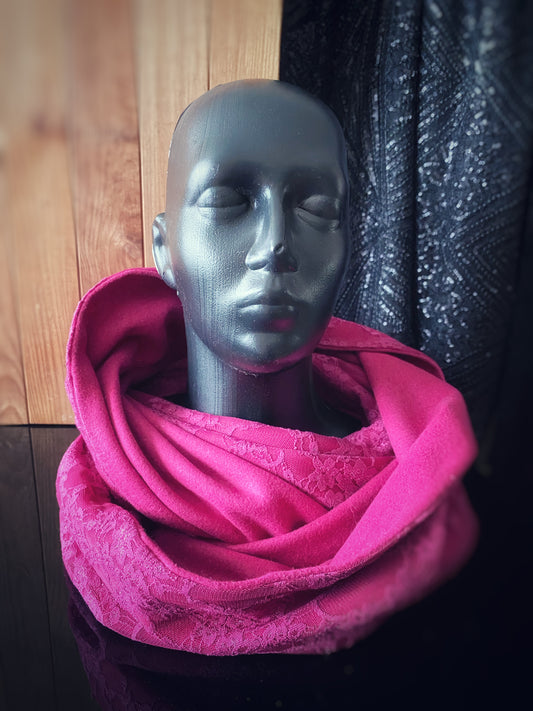 Apaļšalle koši rozā krāsā no vidēji bieza pusvilnas auduma ar mežgīni