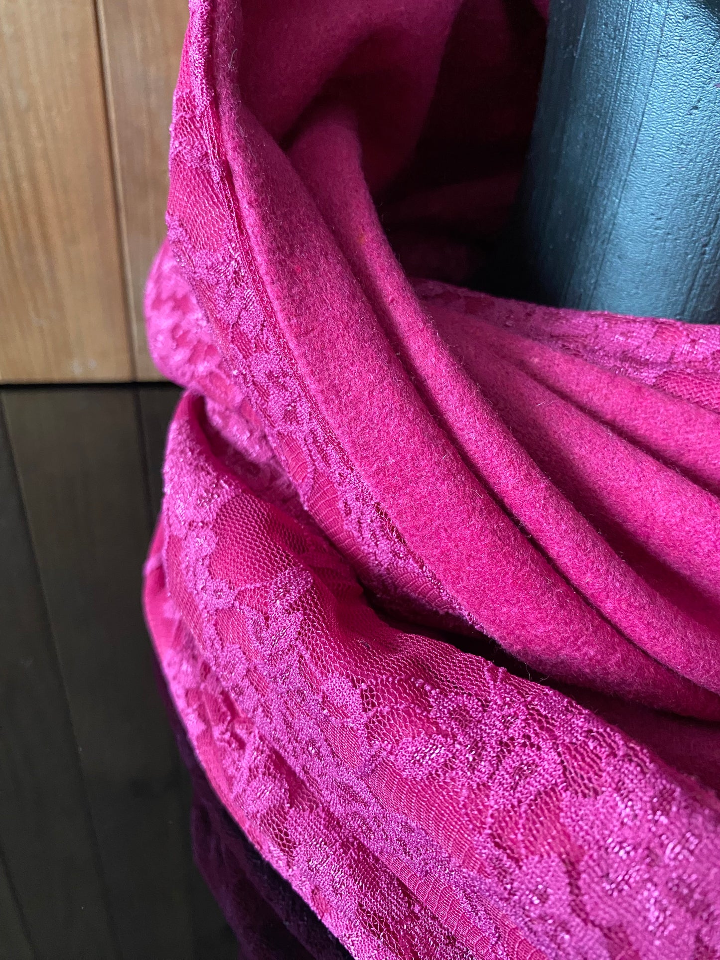 Apaļšalle koši rozā krāsā no vidēji bieza pusvilnas auduma ar mežgīni