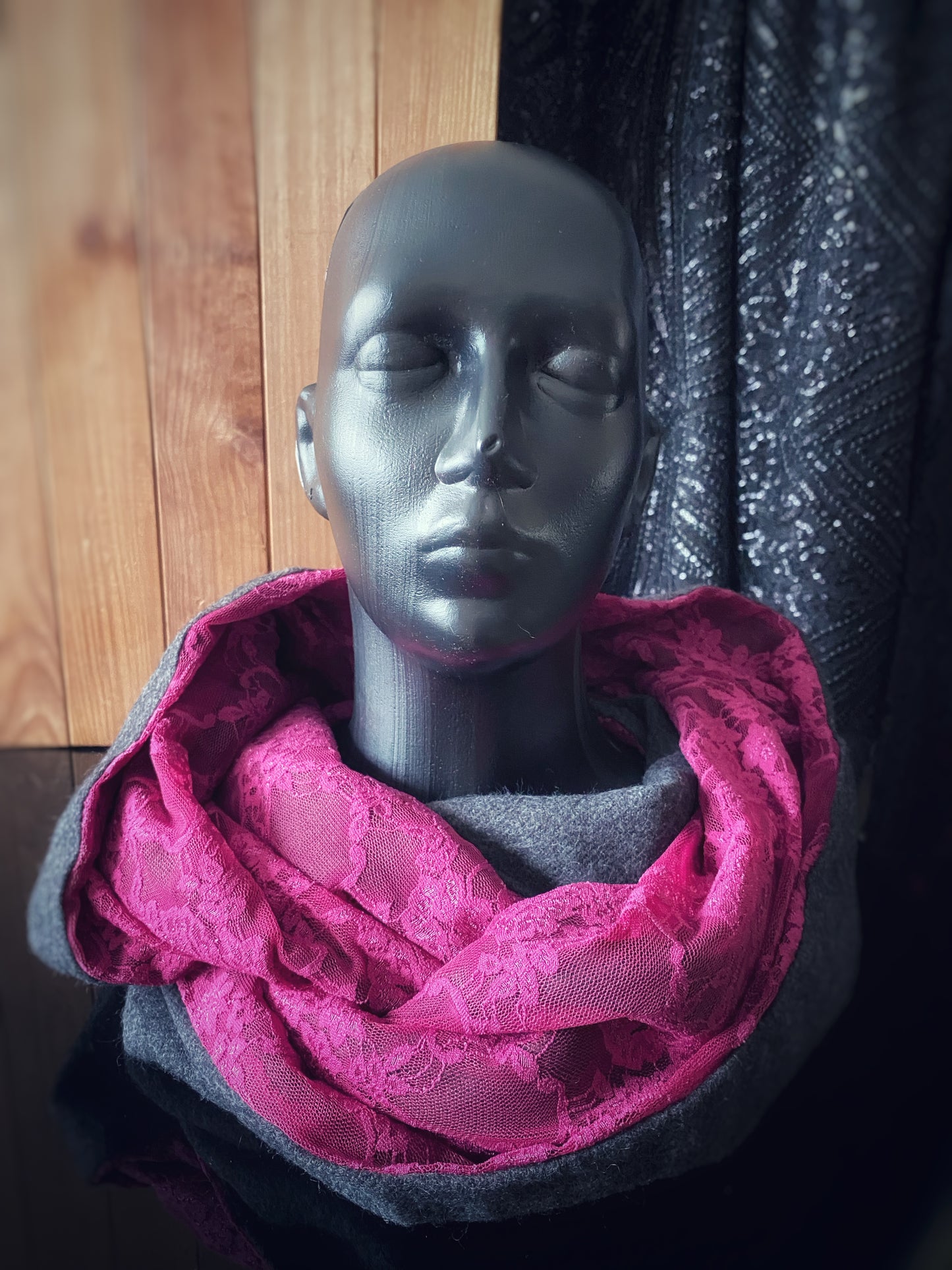 Apaļšalle no plāna pusvilnas auduma ar koši rozā mežģīni