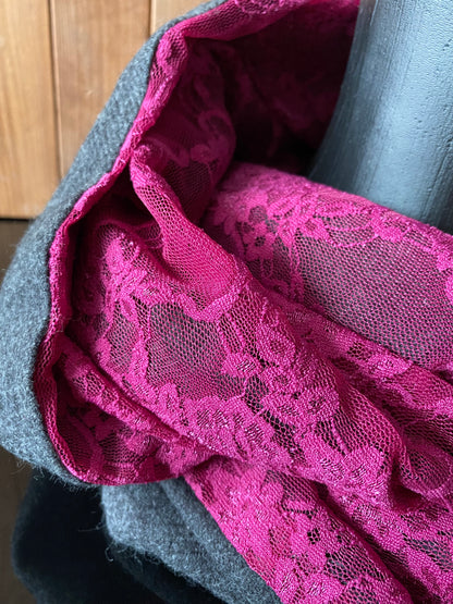 Apaļšalle no plāna pusvilnas auduma ar koši rozā mežģīni
