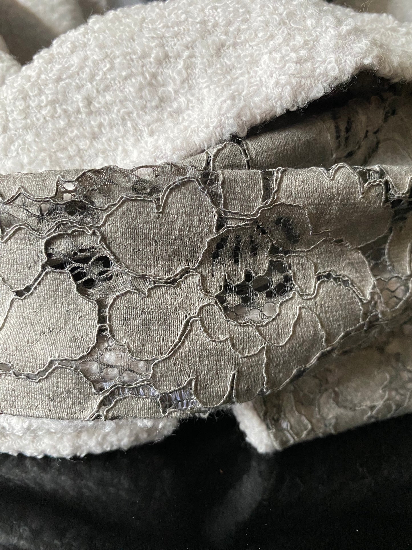 Apaļšalle no piemnbalta kokvilnas buklē auduma ar pelēku mežģīni