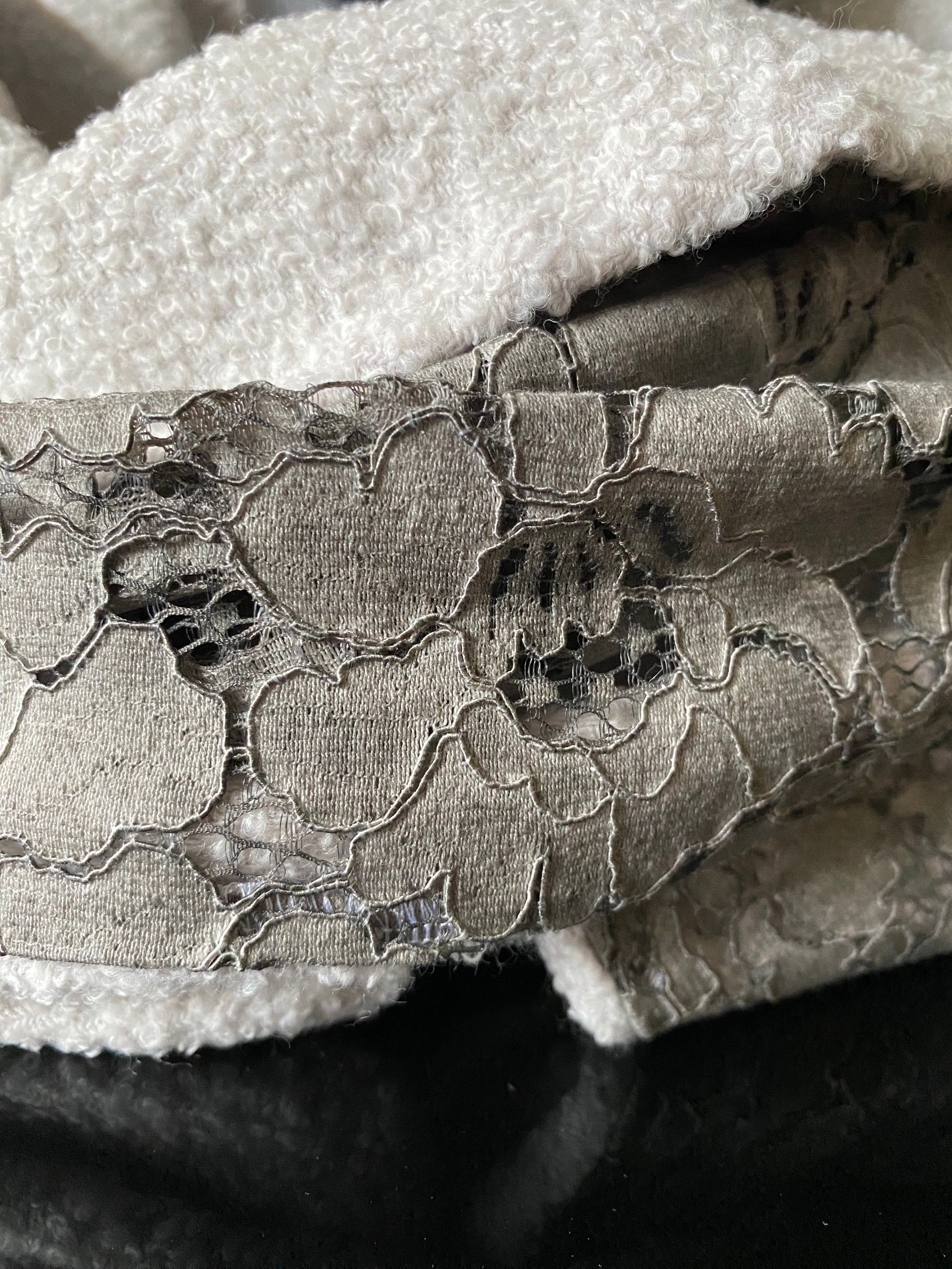 Apaļšalle no piemnbalta kokvilnas buklē auduma ar pelēku mežģīni