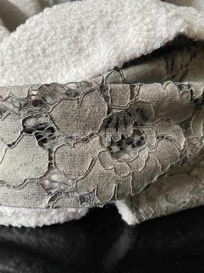 Apaļšalle no piemnbalta kokvilnas buklē auduma ar pelēku mežģīni