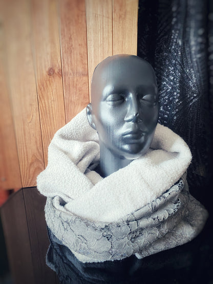 Apaļšalle no piemnbalta kokvilnas buklē auduma ar pelēku mežģīni