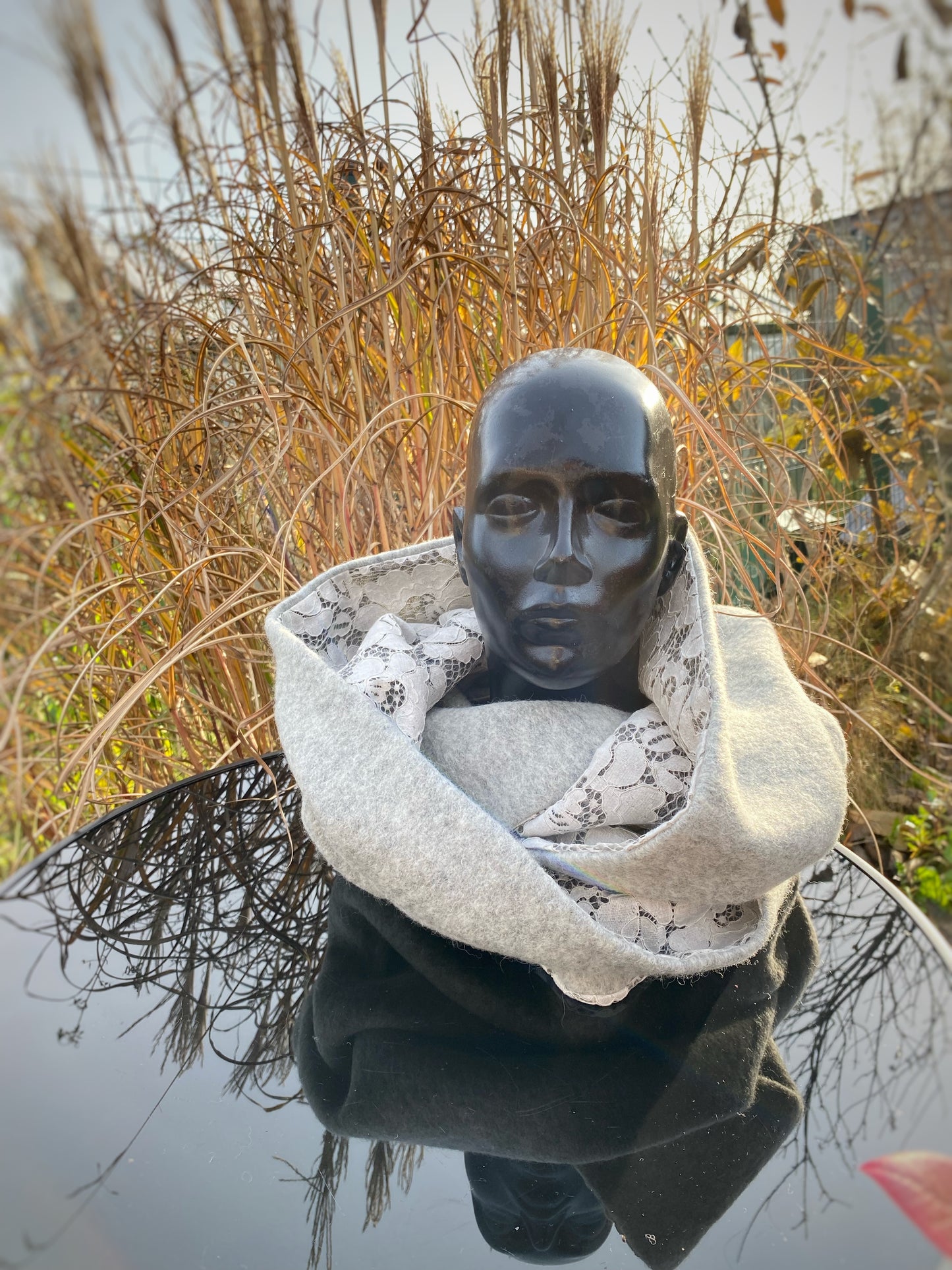 Apaļšalle no pelēka pusvilnas mēteļauduma ar gaiši pelēku mežģīni