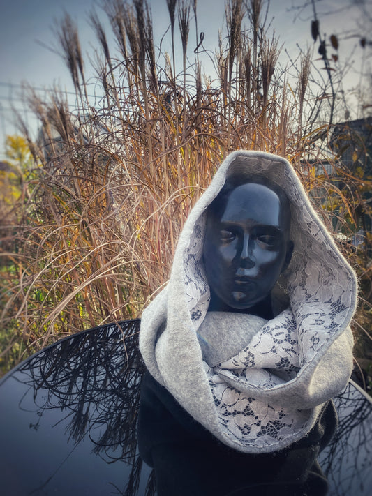 Apaļšalle no pelēka pusvilnas mēteļauduma ar gaiši pelēku mežģīni